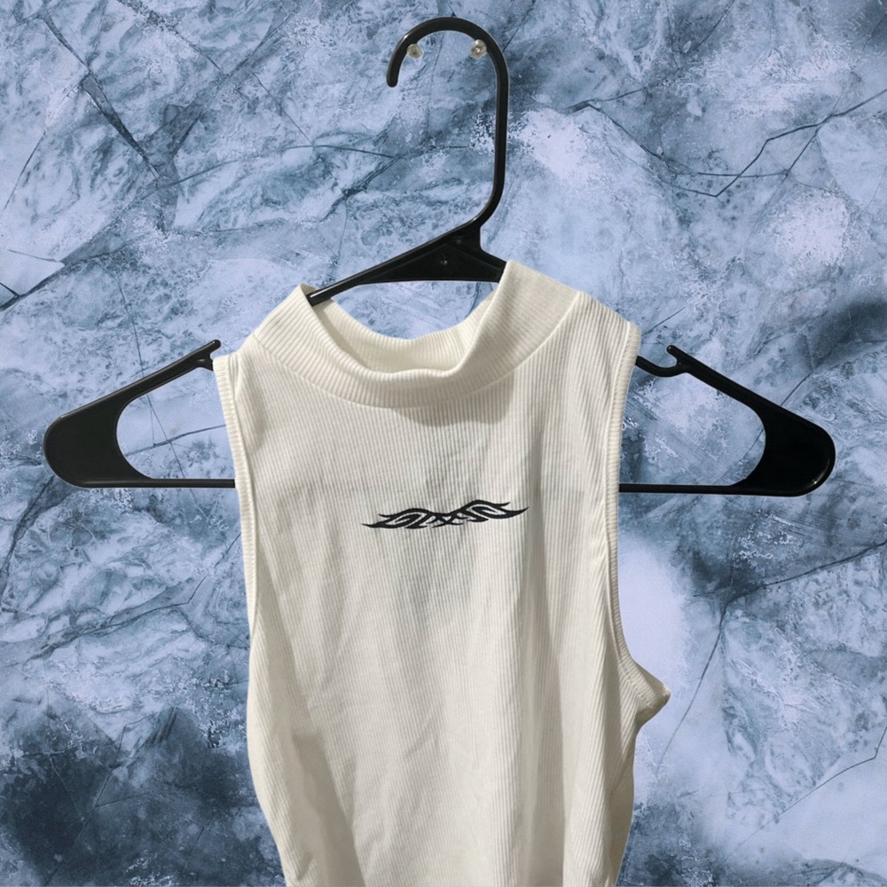 NWT Forever 21‎ White Ribbed Mock Neck Sleeveless Top